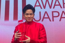 Tùng Dương tự hào hát 'Một vòng Việt Nam' khi nhận giải thưởng International Special Awards