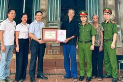 Tri ân gia đình thanh niên dũng cảm hy sinh khi cứu 4 học sinh đuối nước