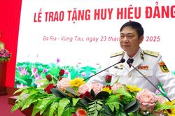 Chuẩn Đô đốc Lê Bá Quân vinh dự nhận Huy hiệu 30 năm tuổi Đảng