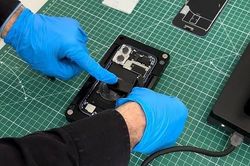 iPhone chịu 'tra tấn' ra sao trước khi đến tay người dùng?