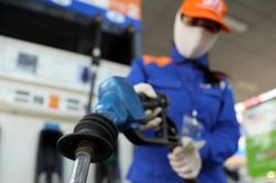 Giá xăng dầu hôm nay 23/5/2025: Giá xăng giảm, dầu tăng do biến động từ OPEC+