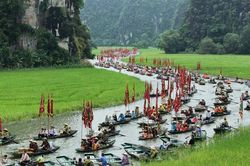 Khai mạc Tuần Du lịch Ninh Bình 2025 'Sắc vàng Tam Cốc - Tràng An'