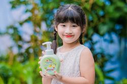 Giải pháp chăm da, chống côn trùng cho bé mùa du lịch