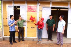 Dầm mưa xây nhà trong 24 giờ - Kỳ tích của chiến sĩ công an nhân dân