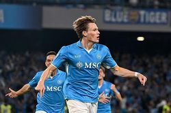 Hai cựu sao MU rực sáng giúp Napoli vô địch Serie A