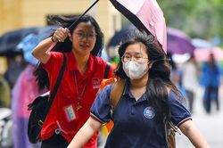 Những thí sinh đầu tiên bước vào kỳ thi lớp 10 ở Hà Nội năm 2025
