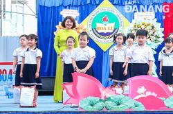 Trường Tiểu học Hoa Lư trao quà cho học sinh có hoàn cảnh khó khăn