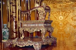 Huế: Một người tự ý xâm phạm ngồi trên ngai vàng ở Điện Thái Hòa