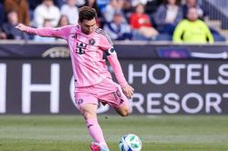 Lập siêu phẩm sút phạt, Messi vượt qua Ronaldinho để tiệm cận Pele