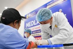 Khám sức khỏe, tặng voucher khám mắt 5 triệu đồng cho công nhân trẻ