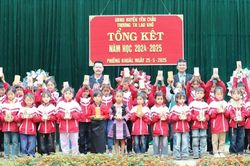VOV Tây Bắc phối hợp trao tặng 200 suất quà cho học sinh vùng cao Sơn La