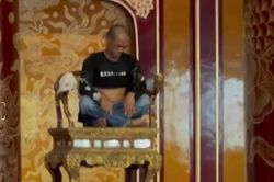 Xôn xao hình ảnh người đàn ông ngồi trên ngai vua trong Đại nội Huế