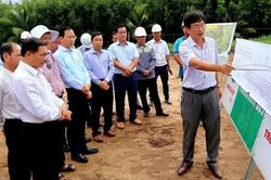 Chủ tịch UBND tỉnh Sóc Trăng yêu cầu nhà thầu phải đẩy nhanh tiến độ thi công như đã cam kết