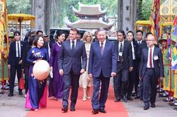 Hình ảnh Tổng Bí thư Tô Lâm cùng Tổng thống Pháp thăm Văn Miếu - Quốc Tử Giám