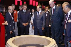 Chủ tịch Quốc hội Trần Thanh Mẫn và Tổng thống Pháp Emmanuel Macron tham quan giếng cổ thời Trần