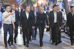 Tổng thống Pháp Emmanuel Macron và Phu nhân dạo phố cổ Hà Nội