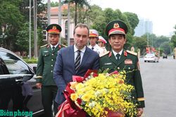 Bộ trưởng Phan Văn Giang hội kiến với Bộ trưởng Quân đội Cộng hòa Pháp
