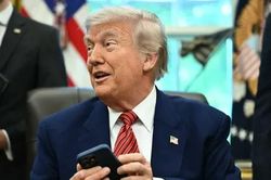 Ông Trump đe dọa khiến Apple, Samsung 'đứng ngồi không yên'