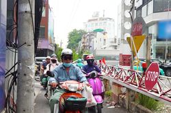 TPHCM: Người dân sống cạnh đường sắt thấp thỏm vì giao thông hỗn loạn