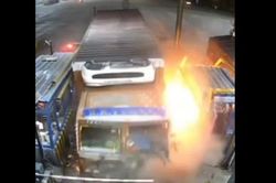 Container mất lái đâm vào trạm thu phí rồi bốc cháy ngùn ngụt