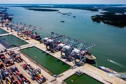 Việt Nam xuất siêu 878,5 triệu SGD sang Singapore trong 4 tháng đầu năm