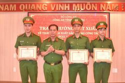 Khen thưởng tập thể, cá nhân có thành tích dập tắt vụ cháy trong bệnh viện