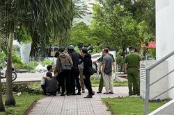 Người đàn ông chạy xe máy vào chung cư ở TPHCM, sau đó rơi lầu tử vong
