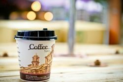 Uống cà phê tại quán vẫn bị ép dùng cốc nhựa