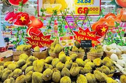 Sầu riêng chính vụ loạn giá bán, người tiêu dùng vừa mừng vừa lo