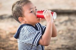 Cha mẹ phải biết 5 tác hại nghiêm trọng của đồ uống có đường đối với trẻ em