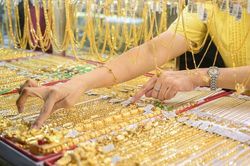 Giá vàng hôm nay ngày 26/5 đồng loạt giảm dữ dội