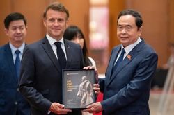 Chủ tịch Quốc hội Trần Thanh Mẫn tặng sách về Bác cho Tổng thống Pháp