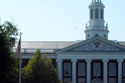 Ông Trump cân nhắc ra đòn với Harvard: cắt 3 tỷ USD, tố 'bài Do Thái'!