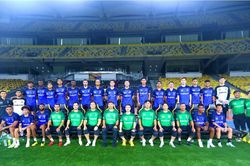 HLV Kim Sang Sik mang dàn trợ lý gặp MU, tranh thủ 'bắt giò' Malaysia