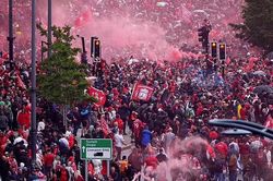 CLB Liverpool chính thức hoãn lễ ăn mừng chức vô địch sau tai nạn xe kinh hoàng
