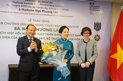 TS Ngô Phương Lan nhận Huân chương Sĩ quan Văn học và Nghệ thuật của Pháp