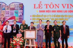 Tôn vinh Anh hùng Lao động Minh Chuyên – người viết sử bằng văn chương, hình ảnh hậu chiến