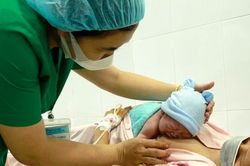 Đề xuất kéo dài nghỉ thai sản khi sinh con thứ hai, vi phạm luật Dân số có thể bị phạt đến 100 triệu đồng