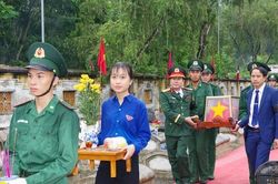 An táng 21 hài cốt quân tình nguyện và chuyên gia Việt Nam hy sinh tại Lào