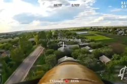 Hình ảnh 'nét căng' ghi lại khoảnh khắc drone FPV Nga đánh trúng xe chở đầy lính Ukraine