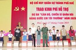 Trao 348 triệu đồng hỗ trợ 'Nâng bước em tới trường'