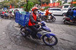 Đi xe máy lên vỉa hè bị phạt bao nhiêu tiền?