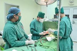 Người phụ nữ ở Quảng Ninh bị xuất huyết tiêu hóa có tiền sử bệnh tiểu đường, tăng huyết áp được cứu sống