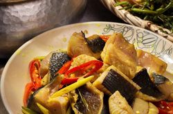 Loài cá không xương trông 'xấu xấu' nhưng thịt ngon mềm, đem kho nghệ ăn với cơm nóng ngày mưa thì hết chỗ chê