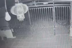 Khoảnh khắc người đi xe máy lao thẳng 'Hố tử thần' sâu 10 m