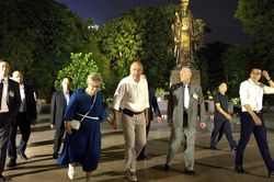 Hình ảnh Tổng thống Hungary đi dạo, ngắm cảnh hồ Hoàn Kiếm