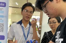 Học sinh chế tạo găng tay hỗ trợ người tai biến