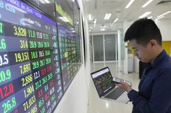 VN-Index tăng điểm, thị trường 'xanh vỏ, đỏ lòng'
