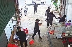 Tin mới vụ nhóm côn đồ che mặt đập phá quán phở, tạt sơn nhà dân ở Đắk Lắk