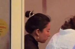 Lưu Diệc Phi đi ăn phở Việt, trợ lý phải 'giải cứu' vì bị nhận ra